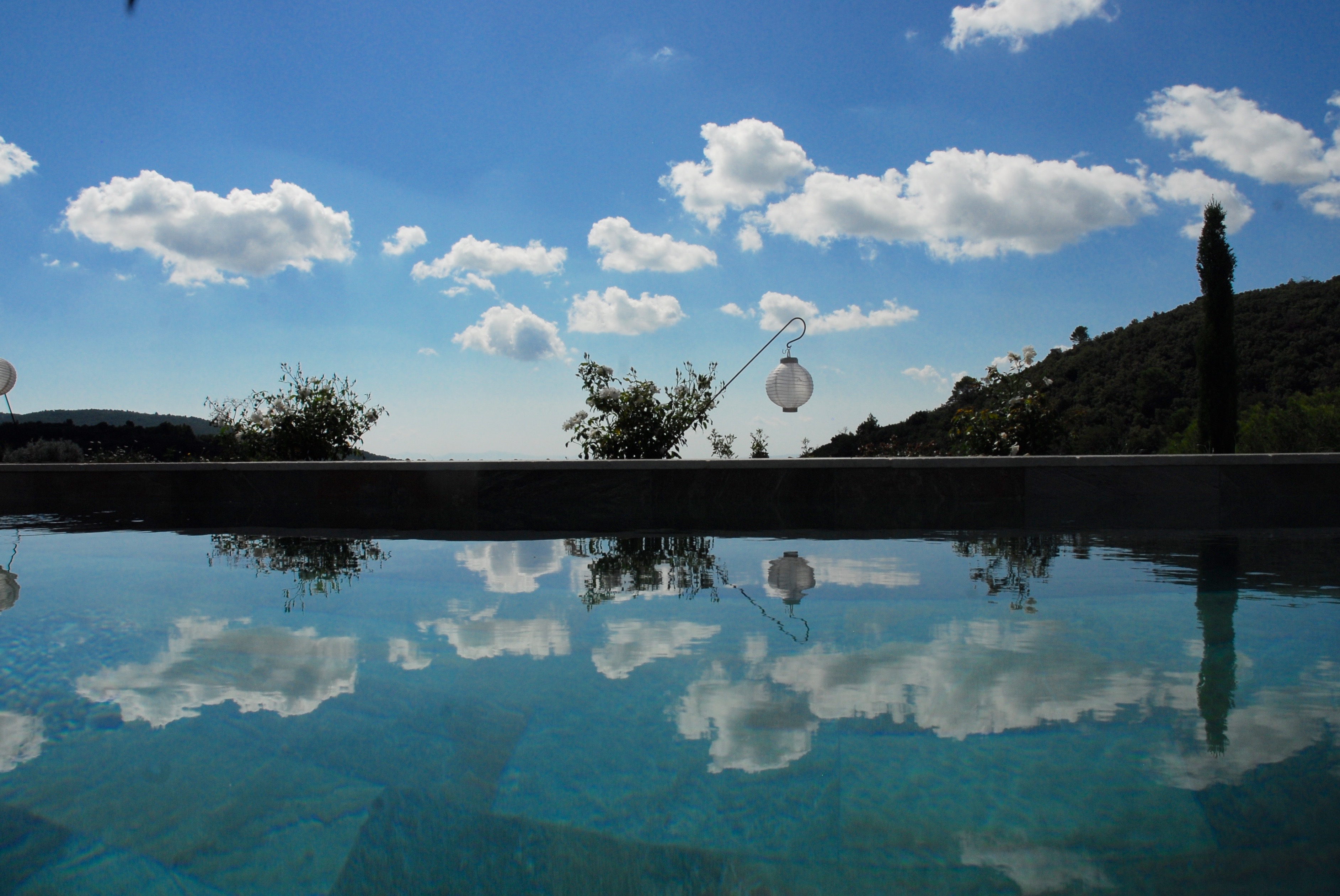 Une piscine avec vue imprenable sur Le Massif des Maures